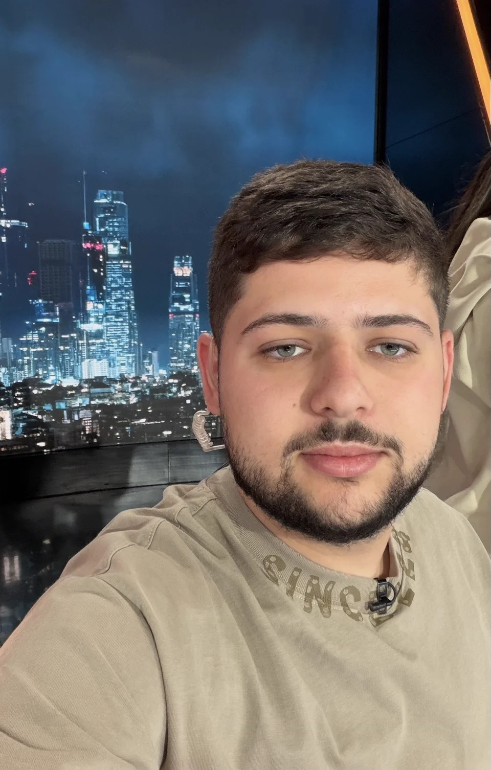 אופק אלון באולפן, עם מיקרופון