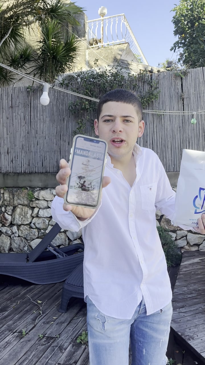 הדגמת מוצר מול המצלמה, מתוך חומרי הגלם