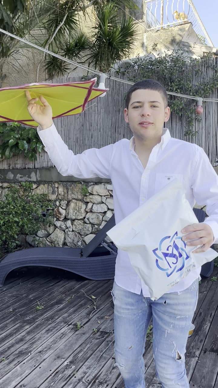 אופק אלון מציג מוצר בזמן צילום תוכן